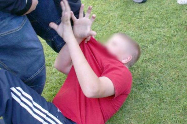 Un minor acuză că a fost violat de patru tineri, printre care şi vărul lui